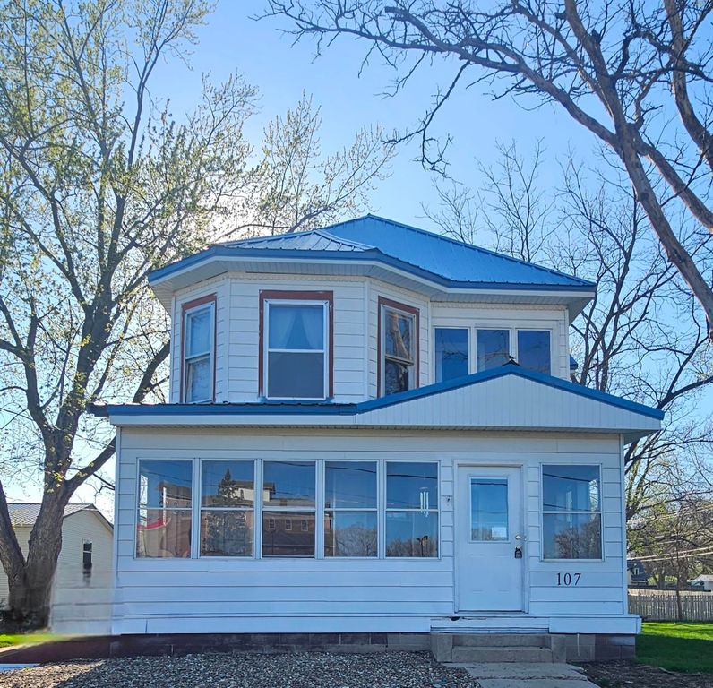 107 NW 3rd Ave, Independence, IA 50644