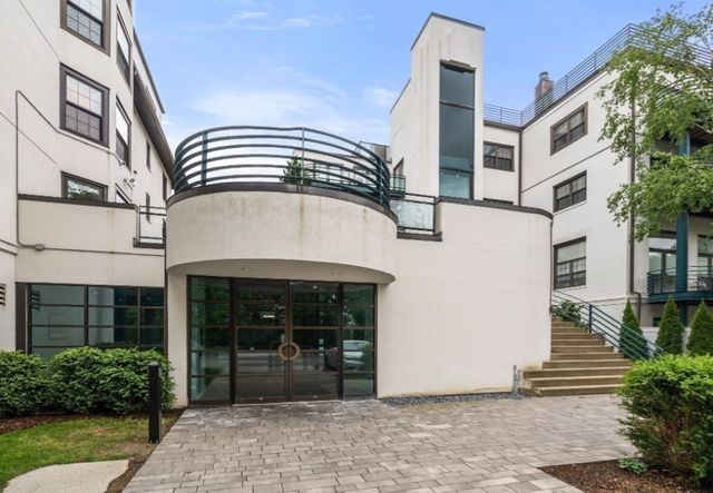 227 Summit Ave E304, Brookline, MA 02446
