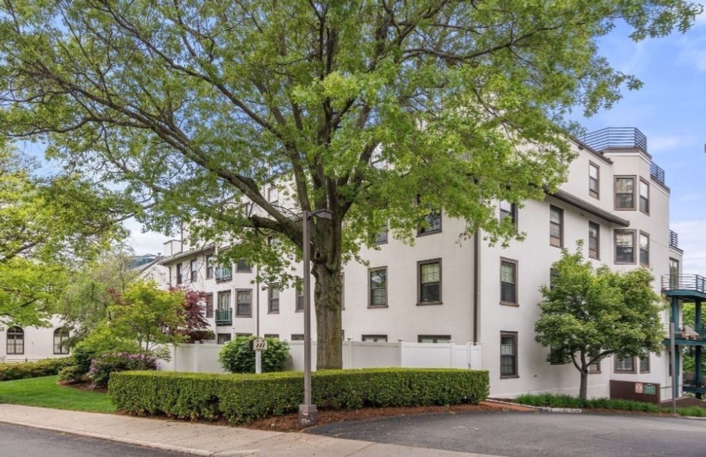 227 Summit Ave E304, Brookline, MA 02446