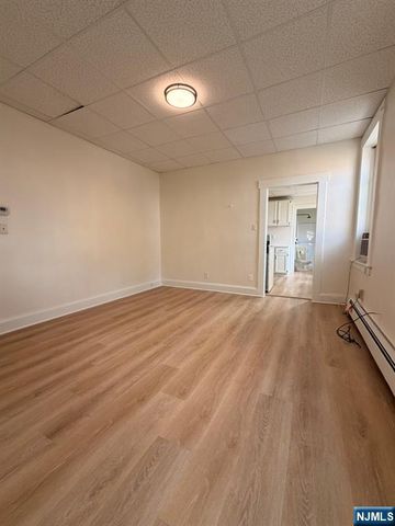 536 Lake Avenue, Lyndhurst, NJ 07071