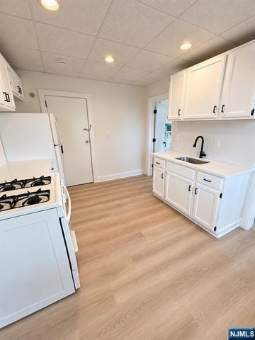 536 Lake Avenue, Lyndhurst, NJ 07071
