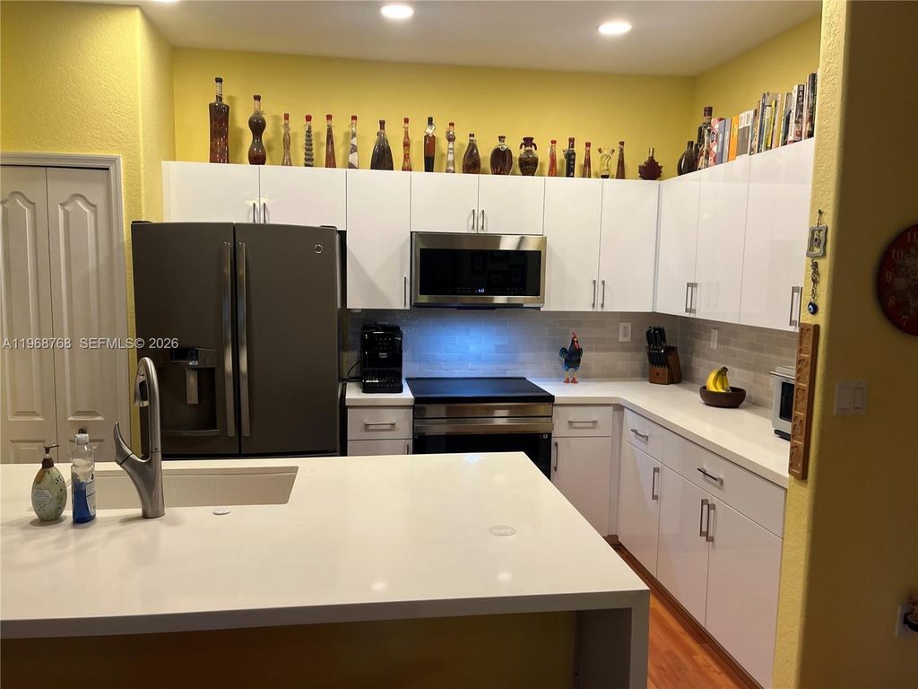 Image 10 of property listing at 7469 NW 112th Pl, Doral, FL 33178