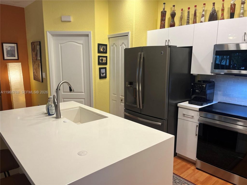 Image 11 of property listing at 7469 NW 112th Pl, Doral, FL 33178