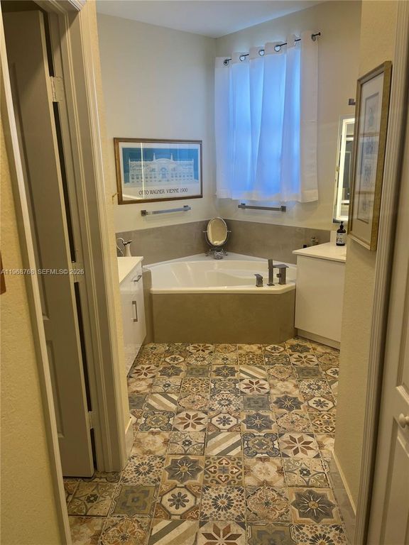 Image 16 of property listing at 7469 NW 112th Pl, Doral, FL 33178