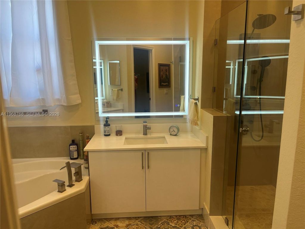 Image 18 of property listing at 7469 NW 112th Pl, Doral, FL 33178