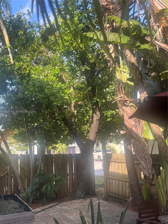 Image 30 of property listing at 7469 NW 112th Pl, Doral, FL 33178