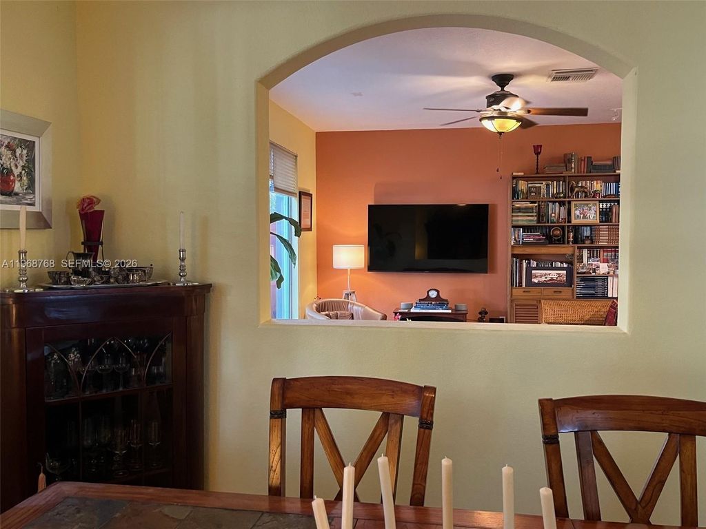 Image 5 of property listing at 7469 NW 112th Pl, Doral, FL 33178