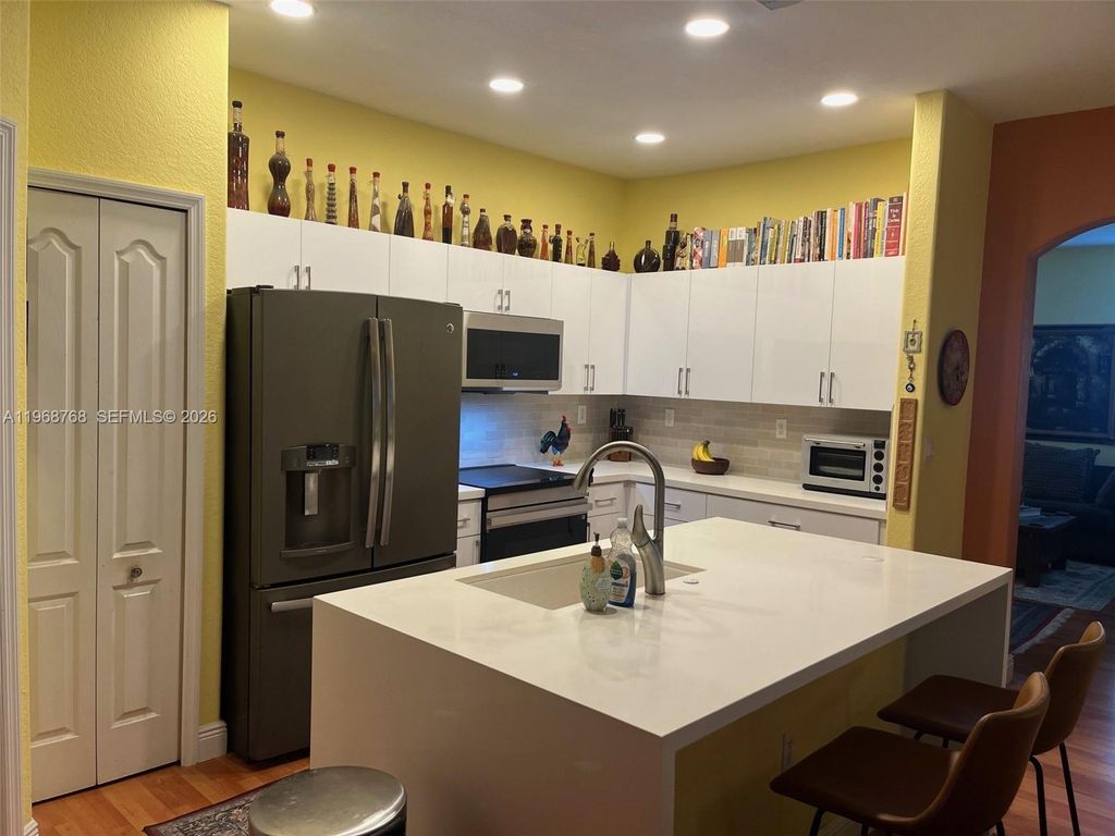 Image 9 of property listing at 7469 NW 112th Pl, Doral, FL 33178