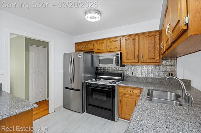 22327 Gordon Road, St. Clair Shores, MI 48081