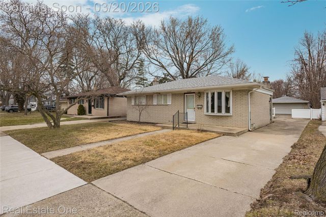 22327 Gordon Road, St. Clair Shores, MI 48081