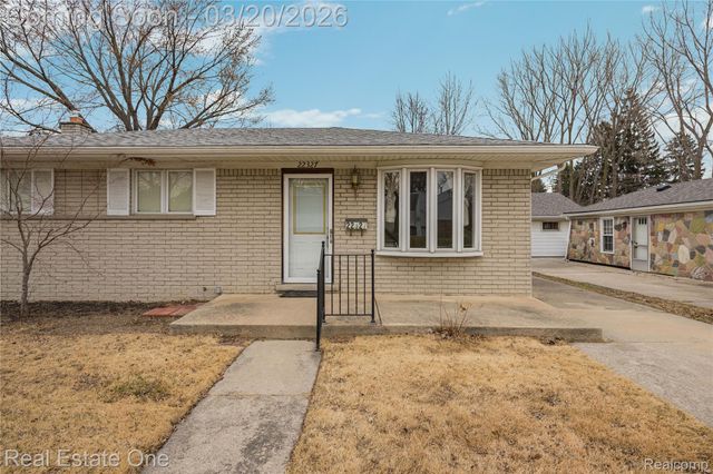 22327 Gordon Road, St. Clair Shores, MI 48081