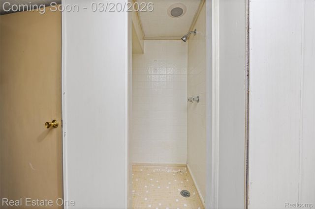 22327 Gordon Road, St. Clair Shores, MI 48081