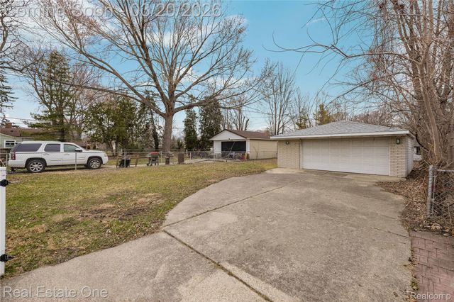 22327 Gordon Road, St. Clair Shores, MI 48081