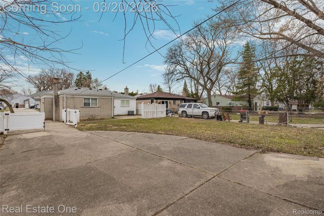 22327 Gordon Road, St. Clair Shores, MI 48081