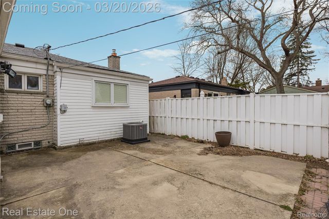 22327 Gordon Road, St. Clair Shores, MI 48081