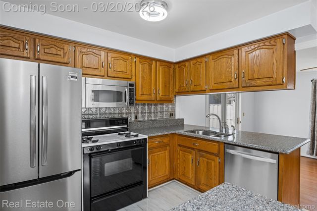 22327 Gordon Road, St. Clair Shores, MI 48081