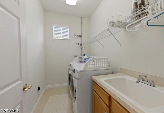 4945 Shaker Heights Ct CT 202, Naples, FL 34112