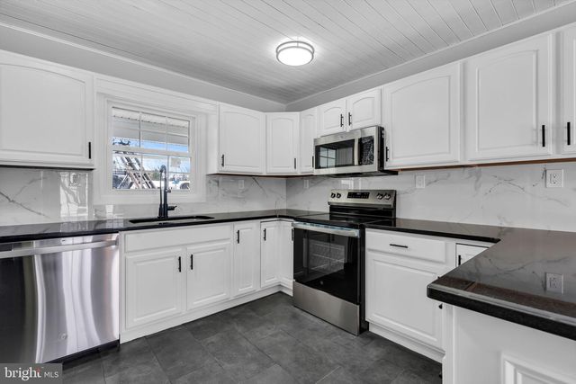 100 EVERGREEN DR, Willingboro, NJ 08046