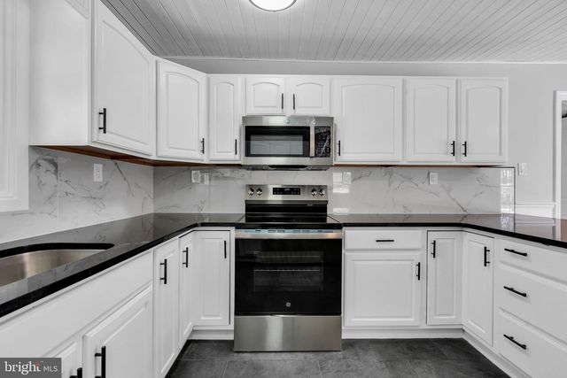 100 EVERGREEN DR, Willingboro, NJ 08046