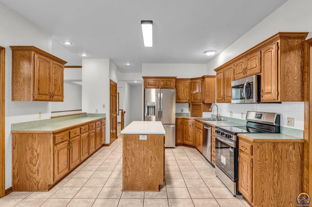 2433 SW Camelot PL, Topeka, KS 66614