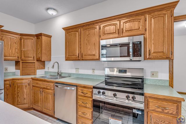 2433 SW Camelot PL, Topeka, KS 66614