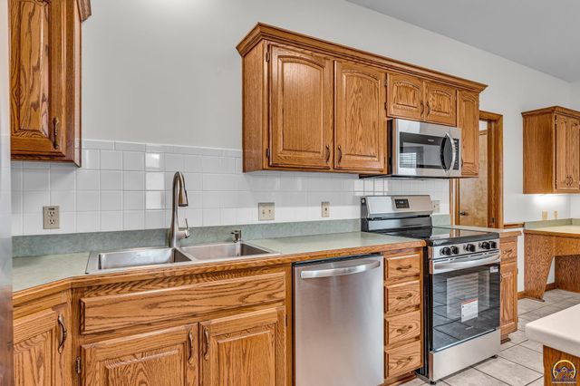 2433 SW Camelot PL, Topeka, KS 66614