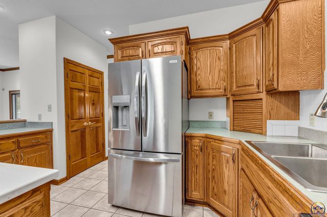 2433 SW Camelot PL, Topeka, KS 66614