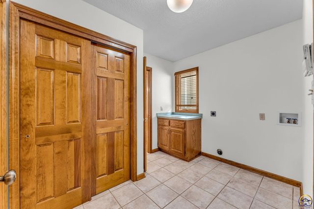 2433 SW Camelot PL, Topeka, KS 66614