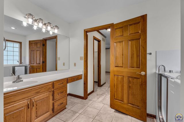 2433 SW Camelot PL, Topeka, KS 66614