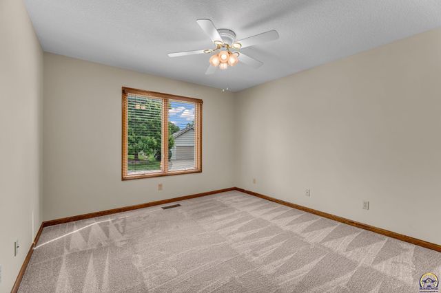 2433 SW Camelot PL, Topeka, KS 66614