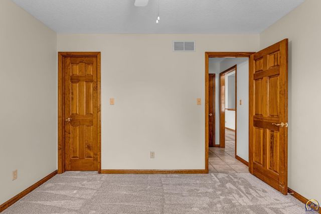 2433 SW Camelot PL, Topeka, KS 66614