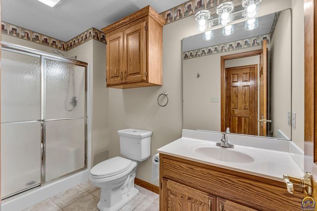 2433 SW Camelot PL, Topeka, KS 66614