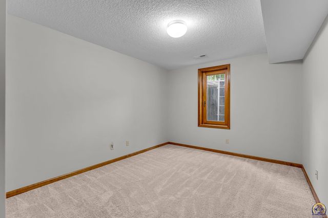 2433 SW Camelot PL, Topeka, KS 66614