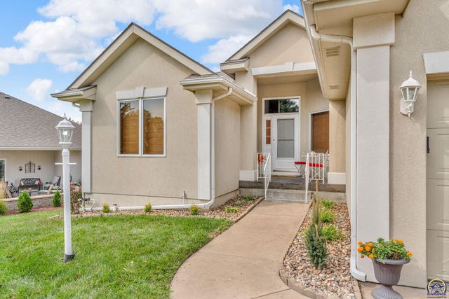 2433 SW Camelot PL, Topeka, KS 66614