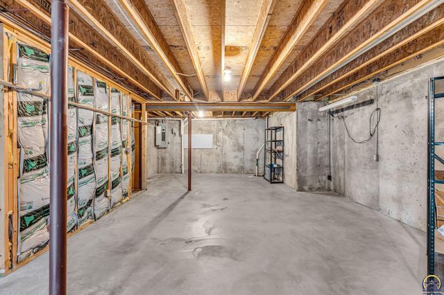 2433 SW Camelot PL, Topeka, KS 66614