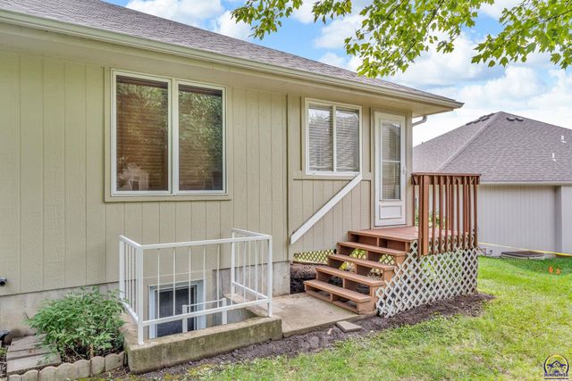 2433 SW Camelot PL, Topeka, KS 66614