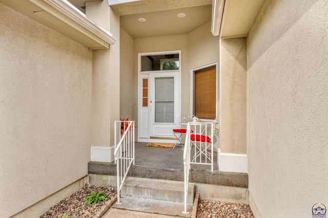 2433 SW Camelot PL, Topeka, KS 66614