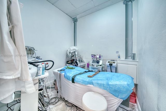Full service Beauty salon Full Service Beauty Salon Prime Location Close To Place, South Miami, FL 33143