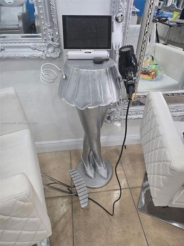 Full service Beauty salon Full Service Beauty Salon Prime Location Close To Place, South Miami, FL 33143