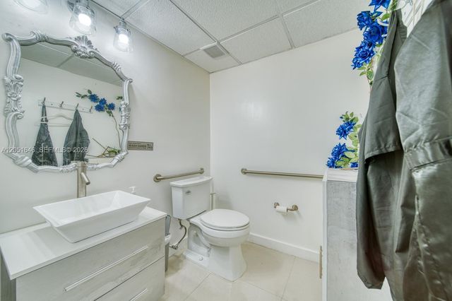 Full service Beauty salon Full Service Beauty Salon Prime Location Close To Place, South Miami, FL 33143