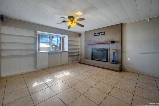 1305 G ST, Floresville, TX 78114