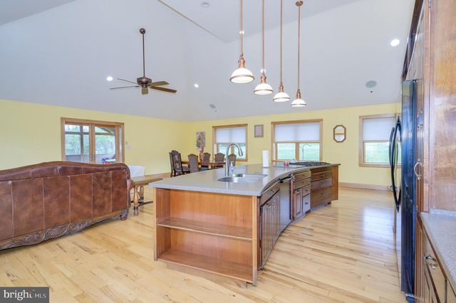 30 CLARA LN, Berkeley Springs, WV 25411