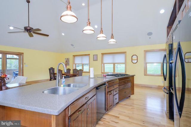 30 CLARA LN, Berkeley Springs, WV 25411