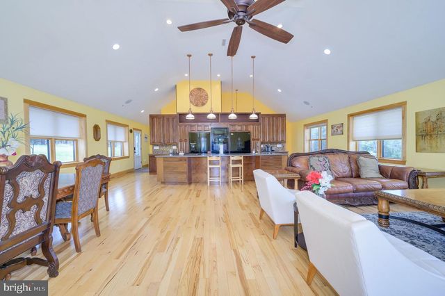 30 CLARA LN, Berkeley Springs, WV 25411