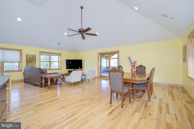 30 CLARA LN, Berkeley Springs, WV 25411