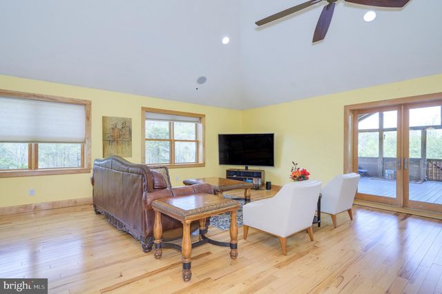 30 CLARA LN, Berkeley Springs, WV 25411