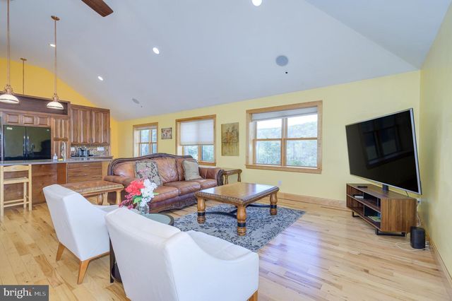 30 CLARA LN, Berkeley Springs, WV 25411