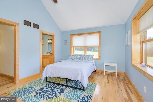 30 CLARA LN, Berkeley Springs, WV 25411