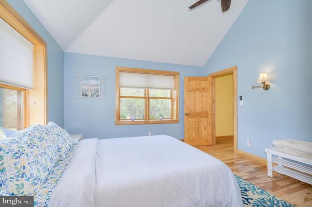 30 CLARA LN, Berkeley Springs, WV 25411