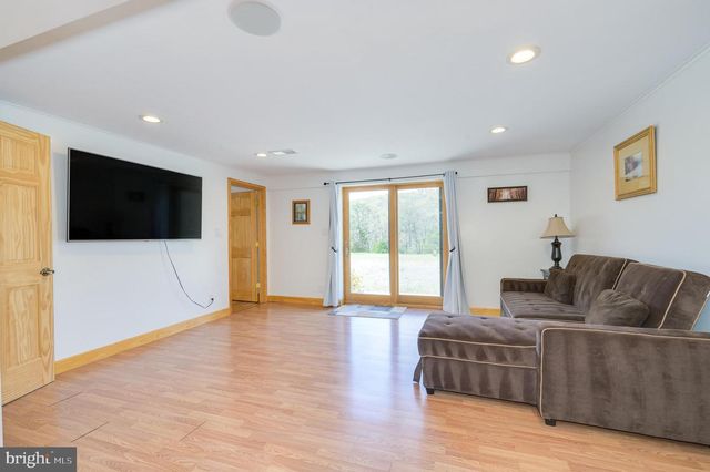 30 CLARA LN, Berkeley Springs, WV 25411